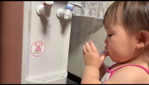 セルフで給水する1歳半( *^艸^)❤ウォーターサーバーもお手の物♪