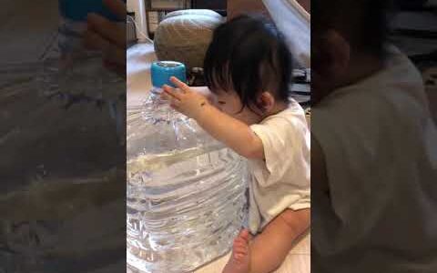 7ヶ月の赤ちゃん、ウォーターサーバーのボトルと格闘中 7months old baby, fighting with a water bottle