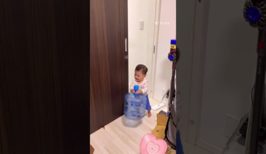 1歳のウォーターサーバー屋さん👶お水運ぶの得意な赤ちゃん　baby carrying water server